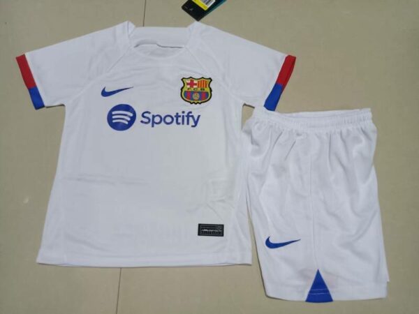 Conjunto Niño Barcelona temporada 23/24 Segunda equipación