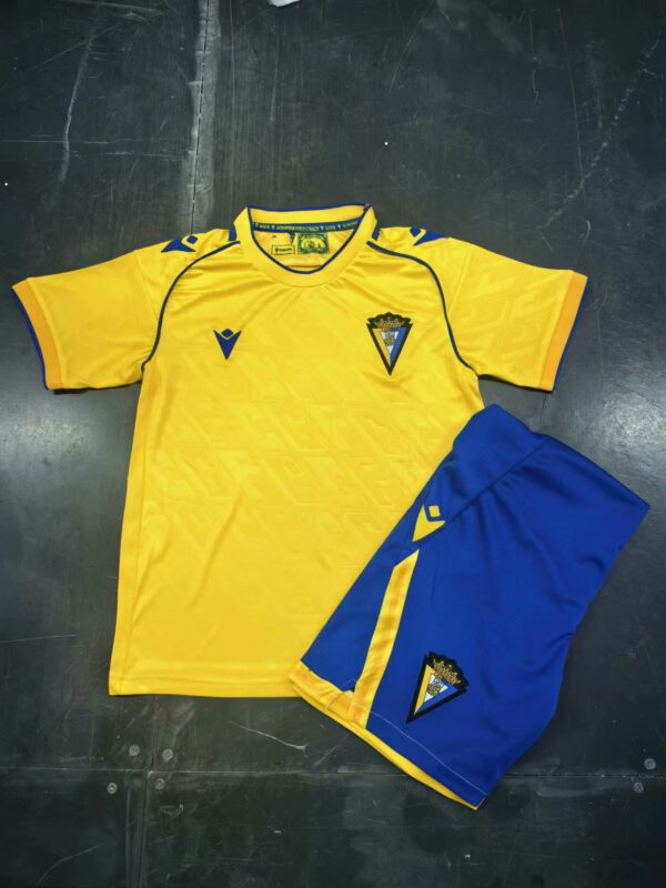 Conjunto Niño Cádiz temporada 25/26 Primera equipación