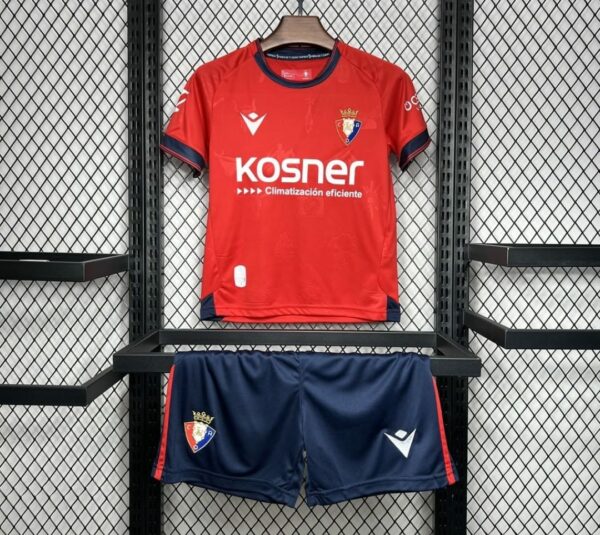 Conjunto Niño Osasuna temporada 24/25 Primera equipación