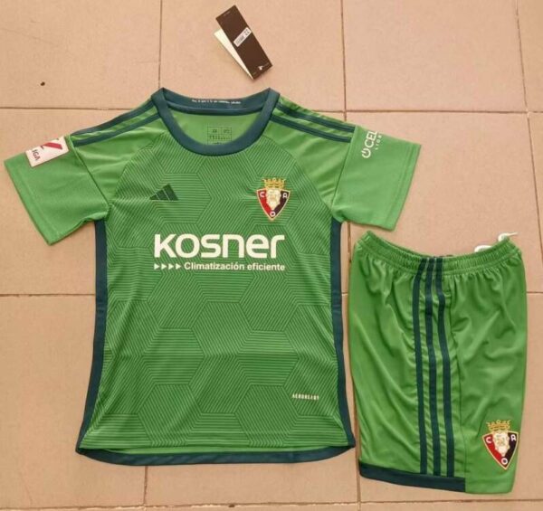 Conjunto Niño Osasuna temporada 23/24 Tercera equipación