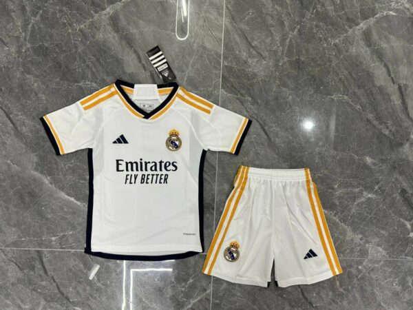 Conjunto Niño Real Madrid temporada 23/24 Primera equipación