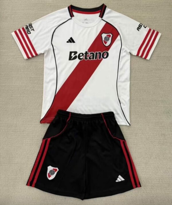 Conjunto Niño River Plate temporada 25/26 Primera equipación