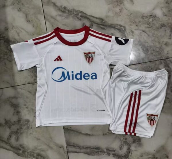Conjunto Niño Sevilla temporada 25/26 Primera equipación
