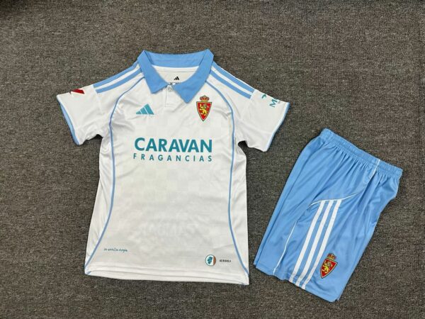 Conjunto Niño Zaragoza temporada 25/26 Primera equipación