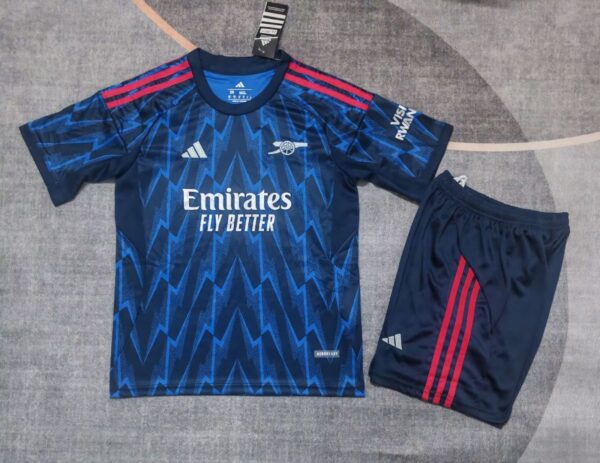 Conjunto Niño Arsenal temporada 25/26 Segunda equipación