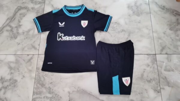 Conjunto Niño Bilbao temporada 25/26 Segunda equipación