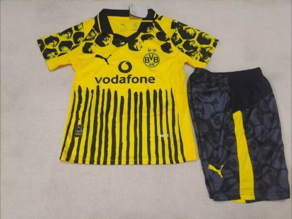 Conjunto Niño Dortmund temporada 25/26 Primera equipación