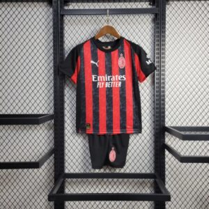 Conjunto Niño Milán temporada 25/26 Primera equipación