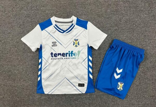 Conjunto Niño Tenerife temporada 25/26 Primera equipación