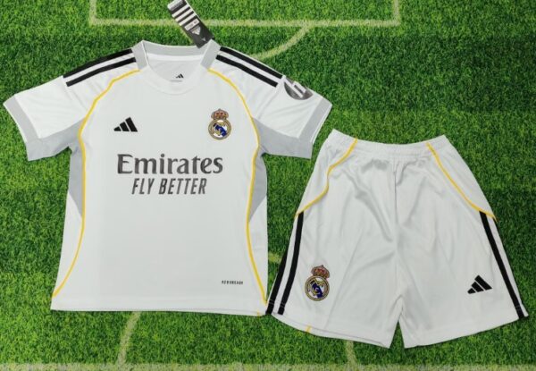 Conjunto Niño Real Madrid temporada 25/26 Primera equipación