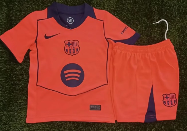 Conjunto Niño Barcelona temporada 25/26 Tercera equipación